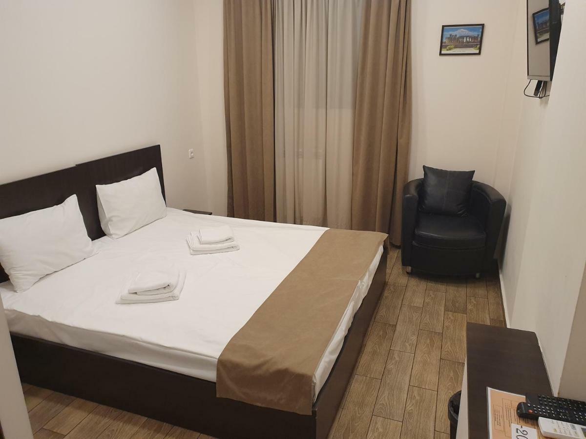 5 Rooms Mini-Hotel & Tours Jerevan Buitenkant foto